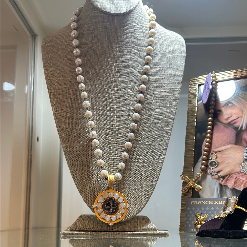 Classic Pearl Necklace with Gold-Tone Medallion - Picture 3 of 7